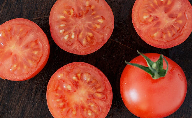 World Lung Cancer Day 2024: Tomatoes help heal lung damage caused by smoking