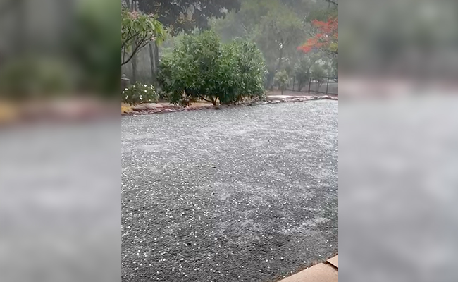 भीषण गर्मी के बीच बेंगलुरु में भारी बारिश और ओलावृष्टि, बिजली कटौती से परेशान हैं लोग