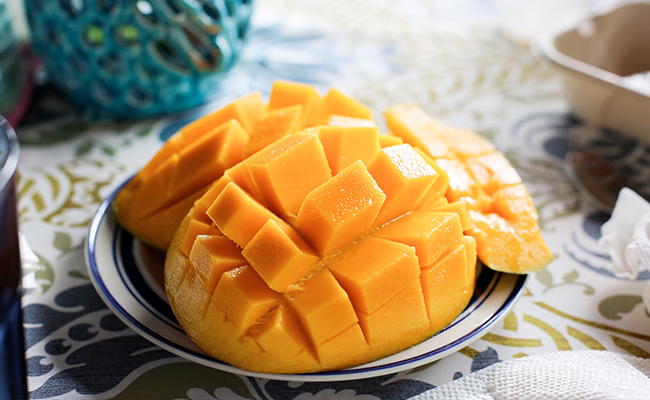 आम खाने के बाद भूलकर भी न खाएं ये चीजें, सेहत को होंगे ऐसे नुकसान कि सोचा  भी नहीं होगा | Never Consume these Food Items Right After Consuming Mangoes  | Aam