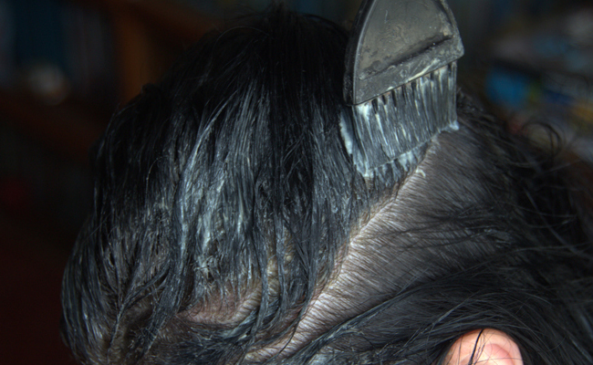 सफेद बालों को काला करने के लिए लगाकर देखें ये 3 चीजें, केमिकल वाले डाई लगाने की नहीं आएगी नौबत