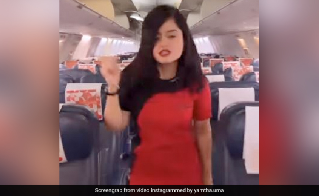 एयर होस्टेस ने प्लेन में 'खुला है मेरा पिंजरा' गाने पर किया ताबड़तोड़ डांस, फैन्स बोले- एनर्जी हो तो ऐसी