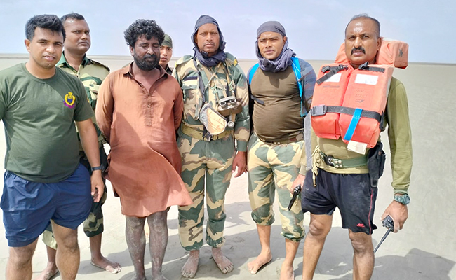 2 Pakistani Fishermen Detained, 4 Fishing Boats Seized In Gujarat's Bhuj