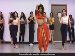 न्यूयॉर्क की इस डांसर ने कैटरीना कैफ के 'चिकनी चमेली' पर यूं किया डांस, फैन्स बोले- फायर है न्यूयॉर्क की इस डांसर ने कैटरीना कैफ के 'चिकनी चमेली' पर यूं किया डांस, फैन्स बोले- फायर है