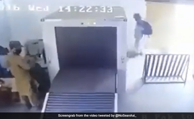 सिक्योरिटी चेक के दौरान स्कैनर से बाहर निकला कुछ ऐसा जिसे देख सुरक्षाकर्मी के उड़ गए होश, आप भी हो जाएंगे शॉक्ड