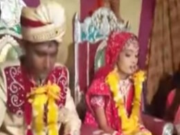 शादी में परेशान कर रहे थे दोस्त तो दूल्हे को आ गया गुस्सा, उठकर करने लगा मारामारी, फिर दुल्हन ने जो किया देखकर उड़ जाएंगे होश शादी में परेशान कर रहे थे दोस्त तो दूल्हे को आ गया गुस्सा, उठकर करने लगा मारामारी, फिर दुल्हन ने जो किया देखकर उड़ जाएंगे होश
