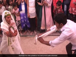 दादी पोते ने जमकर किया बीच सड़क पर नागिन डांस, VIDEO देख हैरान रह गए लोग दादी पोते ने जमकर किया बीच सड़क पर नागिन डांस, VIDEO देख हैरान रह गए लोग