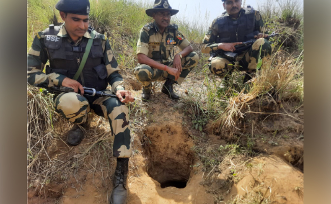 जम्मू-कश्मीर में BSF को मिली बड़ी कामयाबी, सांबा बॉर्डर पर खोजी पाकिस्तानी सुरंग