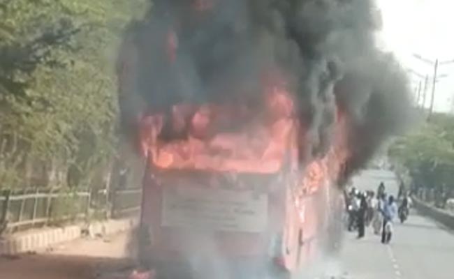 दिल्ली के गोविंदपुरी में क्लस्टर बस में लगी आग, चारों तरफ दिखा काला-काला धुआं