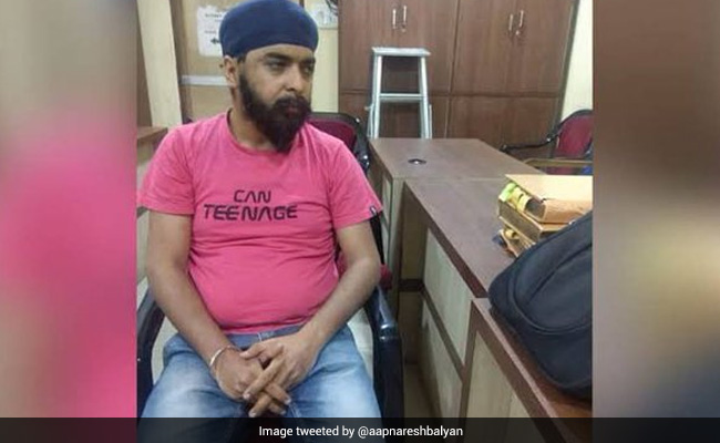 तजिन्दर बग्गा को &lsquo;पगड़ी नहीं पहनने देने&rsquo; के मामले में अल्पसंख्यक आयोग ने पंजाब सरकार से तलब की रिपोर्ट
