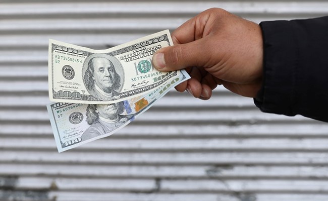 यूरो 20 साल के निचले स्तर पर पहुंचा, अब हुआ डॉलर के बराबर यूरो 20 साल के निचले स्तर पर पहुंचा, अब हुआ डॉलर के बराबर