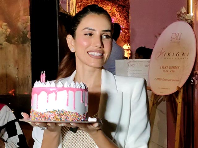 Sonnalli Seygall Celebrates Her Birthday By Cutting A Cake With Paparazzi