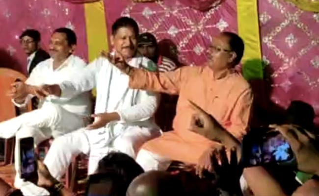 बार बाला संग ठुमके लगाते और रुपये उड़ाते दिखे नीतीश के विधायक गोपाल मंडल, बोले- 'मैं बेकाबू...'