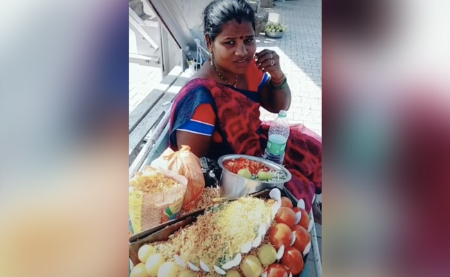 कच्चा बादाम के बाद भेल पूरी बेचने वाली आंटी का वीडियो वायरल, माधुरी के गाने पर दिए ऐसे दमदार एक्सप्रेशन, लोग बोले- टैलेंट कहां-कहां मिलता है