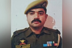 Cop Shot Dead In Srinagar, Daughter Hurt While Trying To Save Him Cop Shot Dead In Srinagar, Daughter Hurt While Trying To Save Him