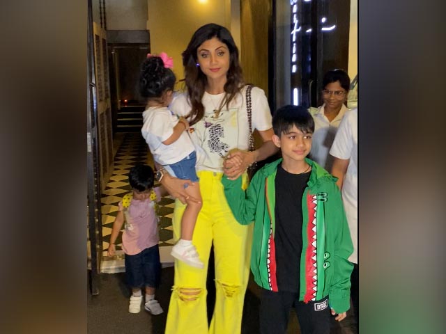 शिल्पा शेट्टी समीशा-वियान और राज कुंद्रा के साथ आईं नजर