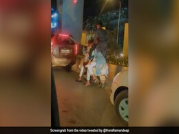 सड़क पर जाते दिखे एक स्कूटी पर बैठे 6 लड़के, एक तो कंधे पर बैठा था, Video देख लोग बोले- सिंघम-5 का सीन लगता है सड़क पर जाते दिखे एक स्कूटी पर बैठे 6 लड़के, एक तो कंधे पर बैठा था, Video देख लोग बोले- सिंघम-5 का सीन लगता है