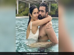 कैटरीना कैफ ने पति विक्की कौशल को गले लगाए शेयर की पूल फोटो, फैन्स ने पूछा- हमारे Vicky के कपड़े कहां गए! कैटरीना कैफ ने पति विक्की कौशल को गले लगाए शेयर की पूल फोटो, फैन्स ने पूछा- हमारे Vicky के कपड़े कहां गए!