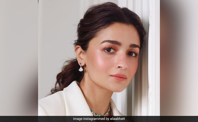 Quick Steps To Get A Soft Rosy Makeup Look Just Like These Celebrities