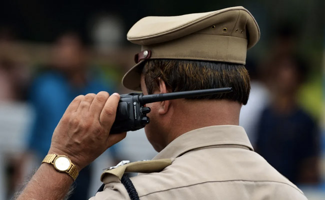IPS के गलत ट्वीट से सोशल मीडिया पर छिड़ी बहस, देनी पड़ गई सफाई