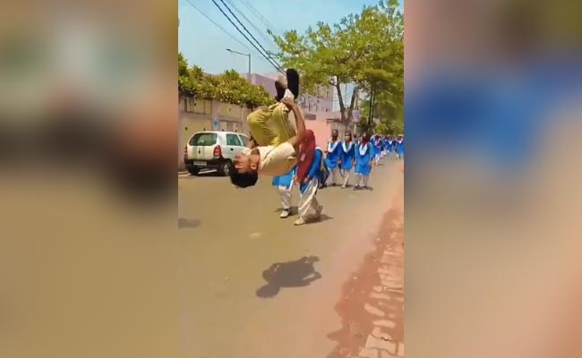 कॉलेज के बाहर लड़कियों के सामने स्टंटबाजी करना पड़ा महंगा, VIDEO वायरल होने पर पुलिस ने दबोचा