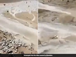 जब हिम्मत और हौसला हो तो कुछ भी मुश्किल नहीं, बीच रेगितस्तान में पानी के सैलाब को चुनौती देती कार जब हिम्मत और हौसला हो तो कुछ भी मुश्किल नहीं, बीच रेगितस्तान में पानी के सैलाब को चुनौती देती कार