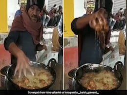 खौलते तेल में हाथ डालकर पकौड़े निकालते इस शख्स ने उड़ाए सबके होड़, Video देख नहीं होगा आंखों पर यकीन खौलते तेल में हाथ डालकर पकौड़े निकालते इस शख्स ने उड़ाए सबके होड़, Video देख नहीं होगा आंखों पर यकीन