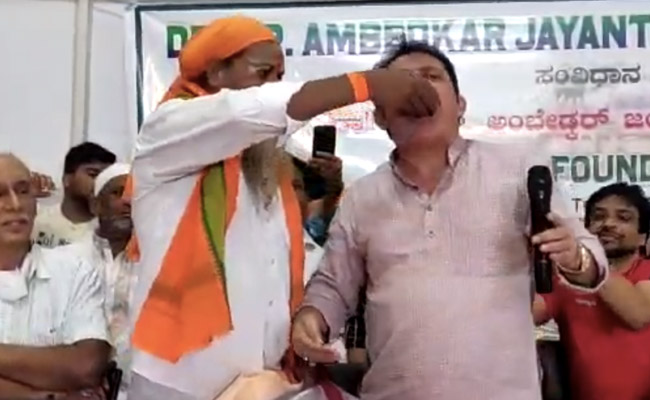 VIDEO: कांग्रेस MLA ने दलित संत के मुंह से निकाल कर खाया खाना, कट्टरपंथी तत्वों को करारा जवाब