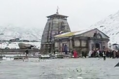 Snowfall, Rain Disrupt Char Dham Yatra, Pilgrims Stopped On Way To Kedarnath Snowfall, Rain Disrupt Char Dham Yatra, Pilgrims Stopped On Way To Kedarnath