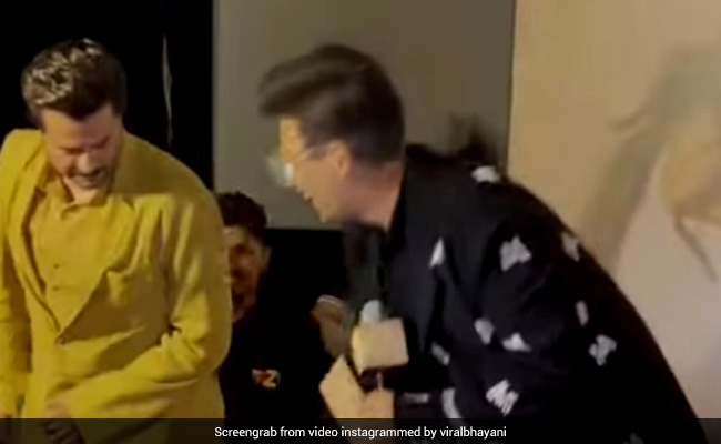 करण जौहर ने छुए अनिल कपूर के पैर तो घबराकर एक फुट दूर भागे एक्टर VIDEO देख रोक नहीं पाएंगे आप अपनी हंसी 