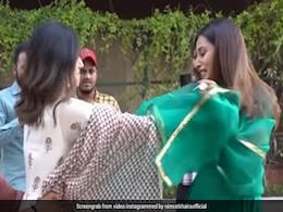 सरगुन मेहता ने सरेआम इस पंजाबी एक्ट्रेस की कर दी पिटाई, हाथापायी का वीडियो हुआ वायरल सरगुन मेहता ने सरेआम इस पंजाबी एक्ट्रेस की कर दी पिटाई, हाथापायी का वीडियो हुआ वायरल