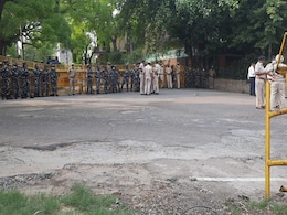 Protest Outside Arvind Kejriwal's Home Over BJP's Tajinder Bagga Row Protest Outside Arvind Kejriwal's Home Over BJP's Tajinder Bagga Row