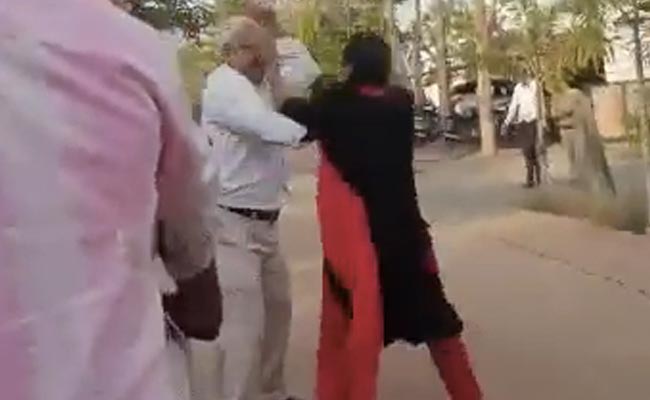 एमपी : कोर्ट परिसर में वकील ने महिला को दौड़ा-दौड़ाकर पीटा, VIDEO वायरल होने पर हरकत में आई पुलिस