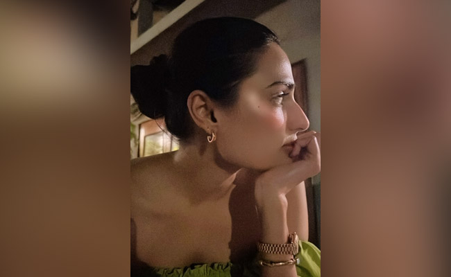 Akansha Ranjan Kapoor Shares Charming Pics Of Athiya Shetty And KL Rahul As They Enjoy Saturday Night