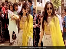 इस लड़की ने पुष्पा के गाने ‘ऊ अंटावा’ पर सड़क पर किया ताबड़तोड़ डांस, देखने वालों की यूं लग गई भीड़ इस लड़की ने पुष्पा के गाने ‘ऊ अंटावा’ पर सड़क पर किया ताबड़तोड़ डांस, देखने वालों की यूं लग गई भीड़