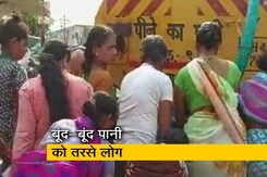 महाराष्ट्र : बरसाती नाली में गड्ढे खोदकर पानी निकालने को मजबूर हुए लोग, बूंद-बूंद पानी को तरस रहे गांव महाराष्ट्र : बरसाती नाली में गड्ढे खोदकर पानी निकालने को मजबूर हुए लोग, बूंद-बूंद पानी को तरस रहे गांव