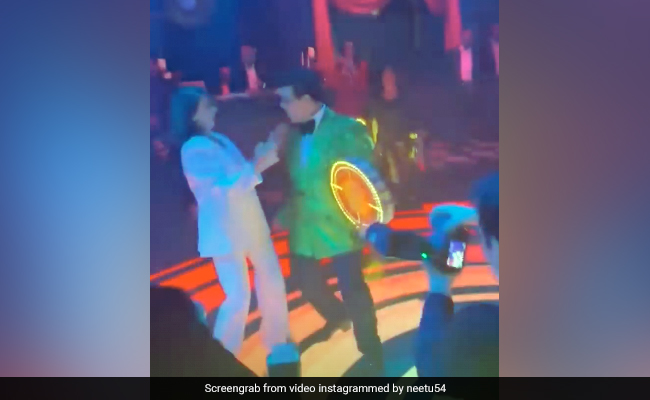 Trending: Neetu Kapoor And Karan Johar Danced To Rishi Kapoor's <i>Dafliwale</i> At The Party