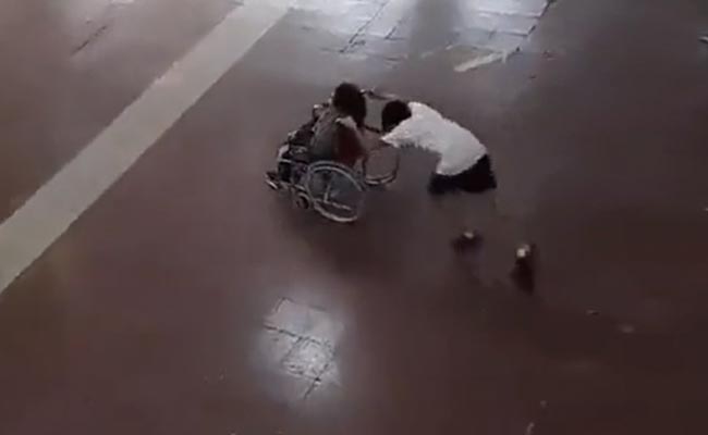 व्हीलचेयर पर बैठा था दिव्यांग दोस्त, इस बच्चे ने उसे खेल का हिस्सा बनाकर पूरी दुनिया का दिल जीता