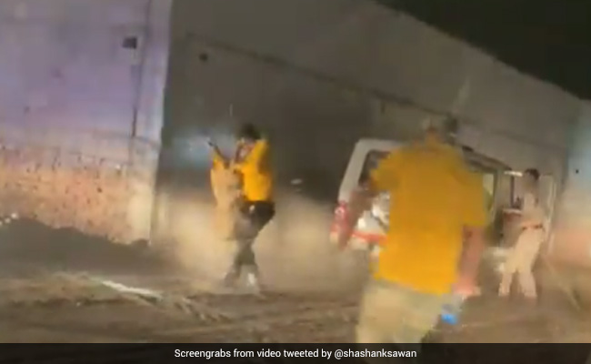 तेंदुए ने पुलिसवालों पर किया Attack, मुंह पर मारे कई पंजे,पकड़कर लटक गया गर्दन, Video देख खड़े हो जाएंगे रोंगटे