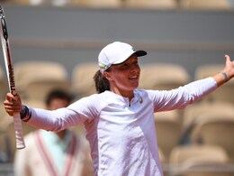 Iga Swiatek Racks Up 31st Straight Win As Title Rivals Crash