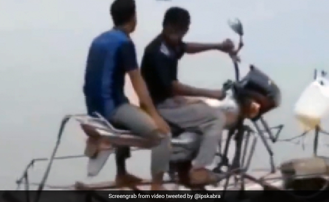 हिन्दुस्तानी जुगाड़ टेक्नोलॉजी का कमाल ! मोटरसाइकिल से बनाई पानी पर चलने वाली जेट स्की