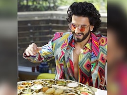 Ranveer With Gujarati Thali: गुजराती खाने के दीवाने हुए रणवीर सिंह, तस्वीर देख आपके भी मुंह में आ जाएगा पानी Ranveer With Gujarati Thali: गुजराती खाने के दीवाने हुए रणवीर सिंह, तस्वीर देख आपके भी मुंह में आ जाएगा पानी