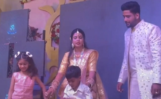 दूल्हा-दुल्हन को स्टेज पर आशीर्वाद दे रहे थे मेहमान, तभी छोटे बच्चे ने जो किया देख हक्के-बक्के रह गए लोग, बोले- अगला हर्षद मेहता