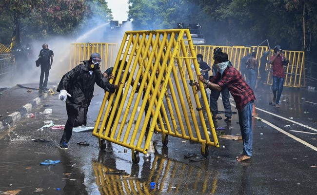 Sri Lanka : प्रदर्शनकारियों ने धरना स्थल से हटने को किया इंकार, राष्ट्रपति विक्रमसिंघे की सरकार से बढ़ सकती है तकरार