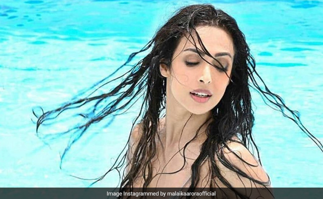 मलाइका अरोड़ा ने समंदर में लहरों के साथ खेलते हुए बनाया दिल तो फैंस बोले- हमें आपसे प्यार है