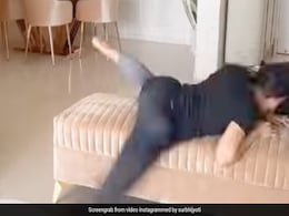 रोते-रोते इस एक्ट्रेस के साथ हुआ हादसा, लेटने के चक्कर में गिर गईं सोफे से रोते-रोते इस एक्ट्रेस के साथ हुआ हादसा, लेटने के चक्कर में गिर गईं सोफे से