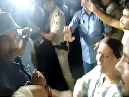Watch: Lalu Yadav's Wife Rabri Devi Smacks Supporter Heckling CBI Officers Watch: Lalu Yadav's Wife Rabri Devi Smacks Supporter Heckling CBI Officers