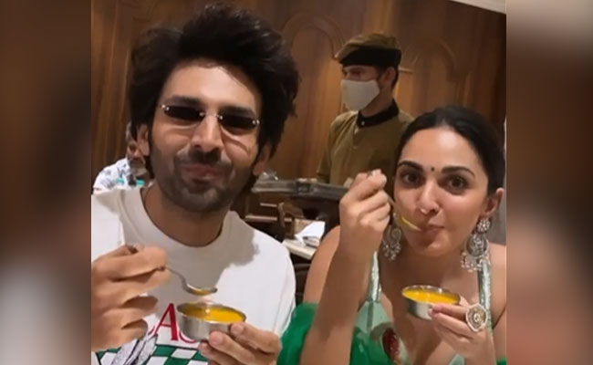 Kiara Advani And Kartik Aaryan Take A Break To Relish This As They Promote <i>Bhool Bhulaiyaa 2</i> In Ahmedabad