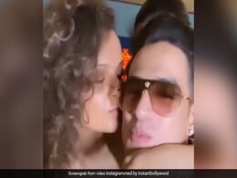 कंगना रनौत का दिल्ली के इस हैंडसम मुंडे पर आया दिल, सभी के सामने किया Kiss, जमकर वायरल हो रहा Video   कंगना रनौत का दिल्ली के इस हैंडसम मुंडे पर आया दिल, सभी के सामने किया Kiss, जमकर वायरल हो रहा Video