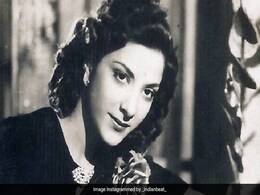 नरगिस दत्त की पुण्यतिथि पर संजय दत्त मां को याद कर के हुए इमोशन, लिखा- काश आप मेरी पत्नी और बच्चों से मिल पाती नरगिस दत्त की पुण्यतिथि पर संजय दत्त मां को याद कर के हुए इमोशन, लिखा- काश आप मेरी पत्नी और बच्चों से मिल पाती