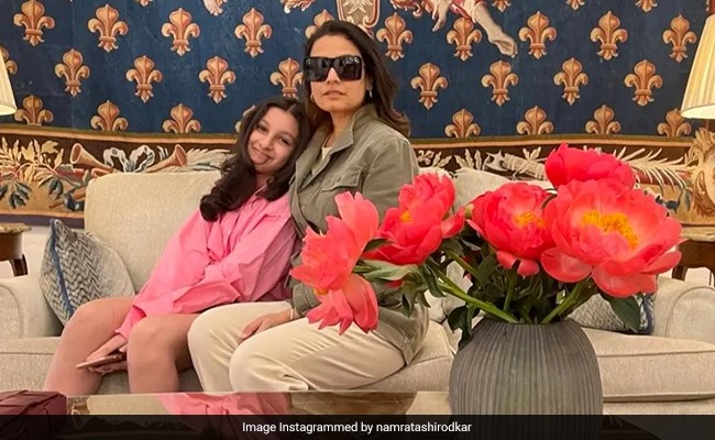 Namrata Shirodkar Recreates Throwback Pic With Daughter Sitara At Her "Favourite Place"
